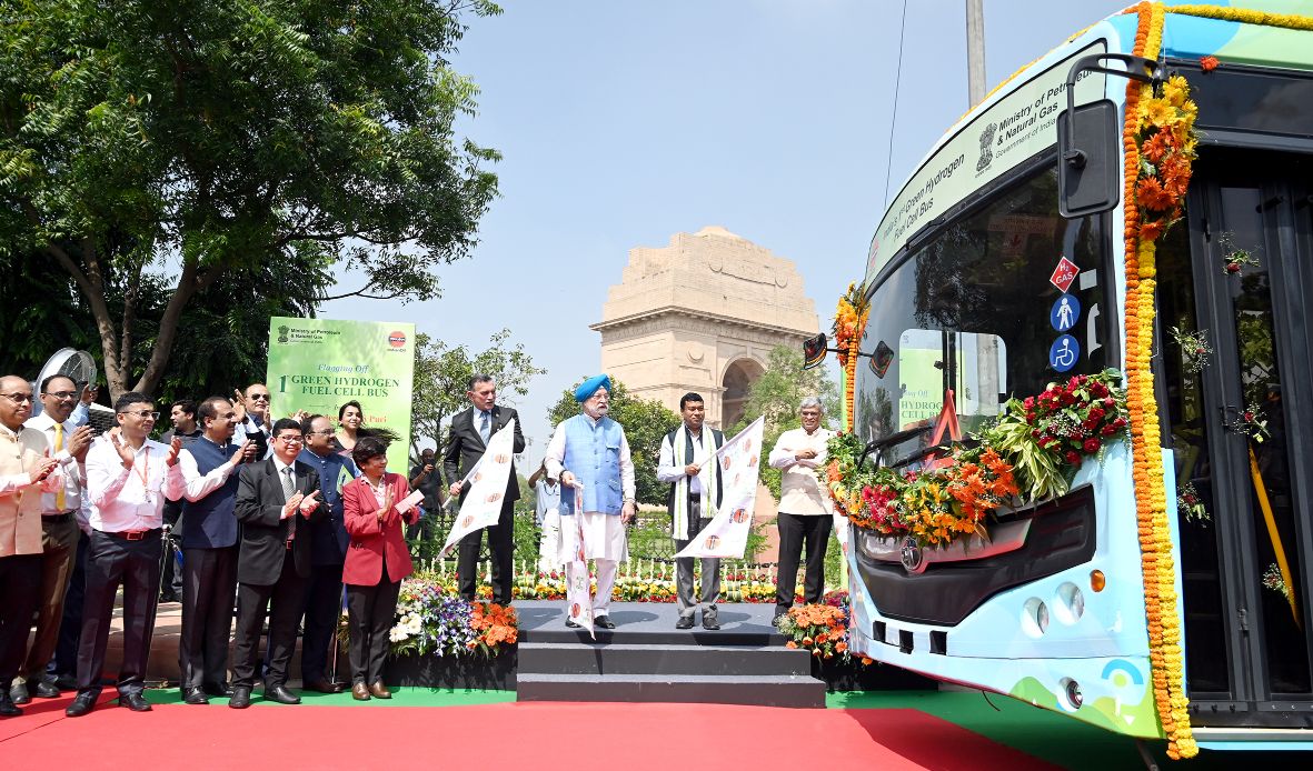 Tata Motors Delivers First Hydrogen Fuel Cell Buses to Indian Oil Corporation, Pioneering Greener Mobility